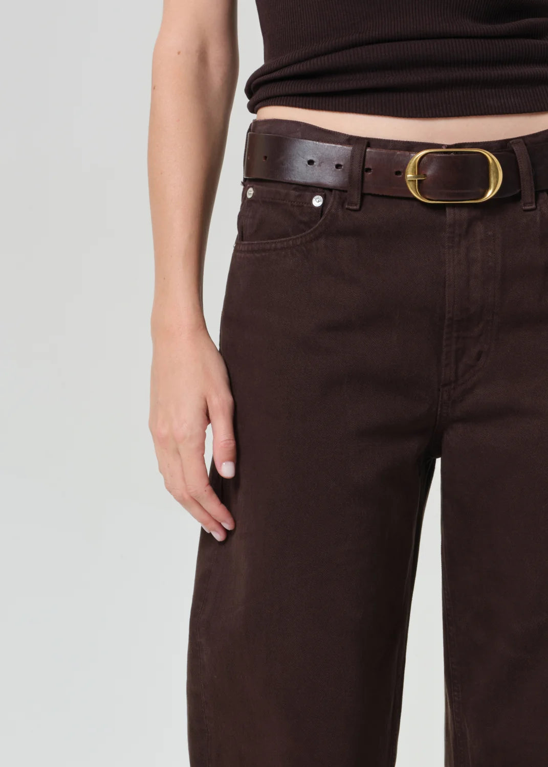 Citizens of Humanity Miro Relaxed Jean in Carob, dark brown denim — close-up of waistband and front pocket