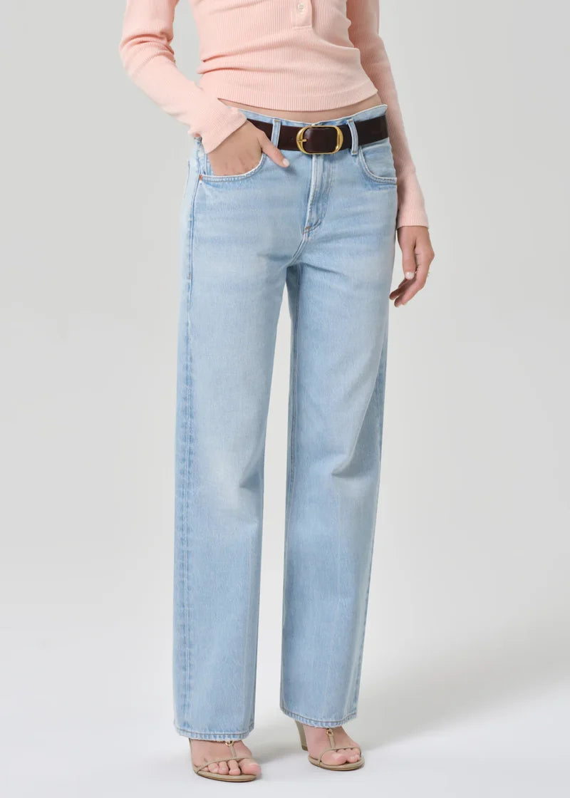 Citizens of Humanity Lindz Easy Straight Jean in Lighthouse, front view with hand in pocket