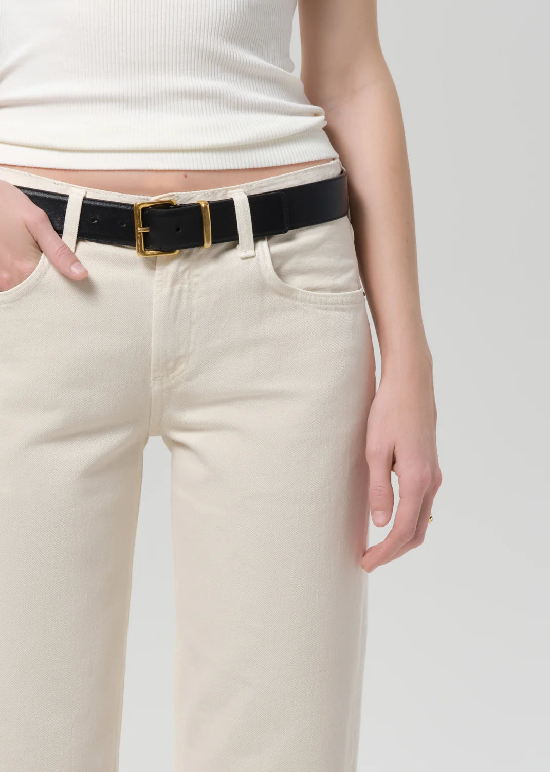 Citizens of Humanity Faye vintage straight jean in Almond light beige wash, close-up of waistband and front pocket