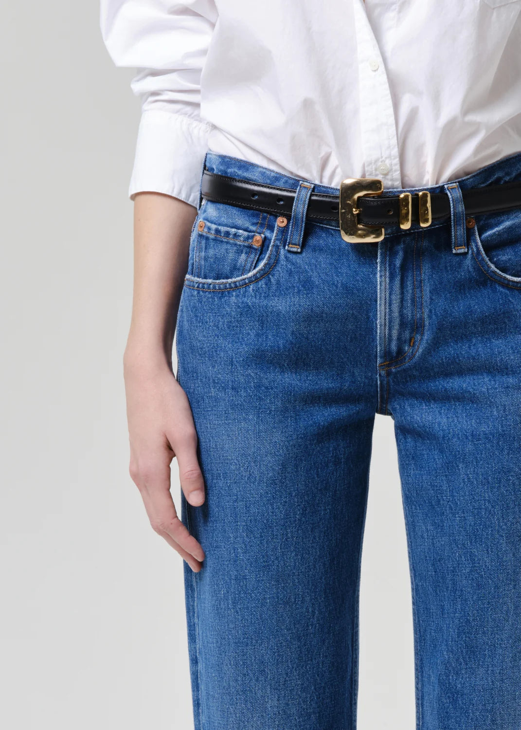 Citizens of Humanity Faye vintage straight jean in Azure Blue medium indigo wash, close-up of waistband and front pocket