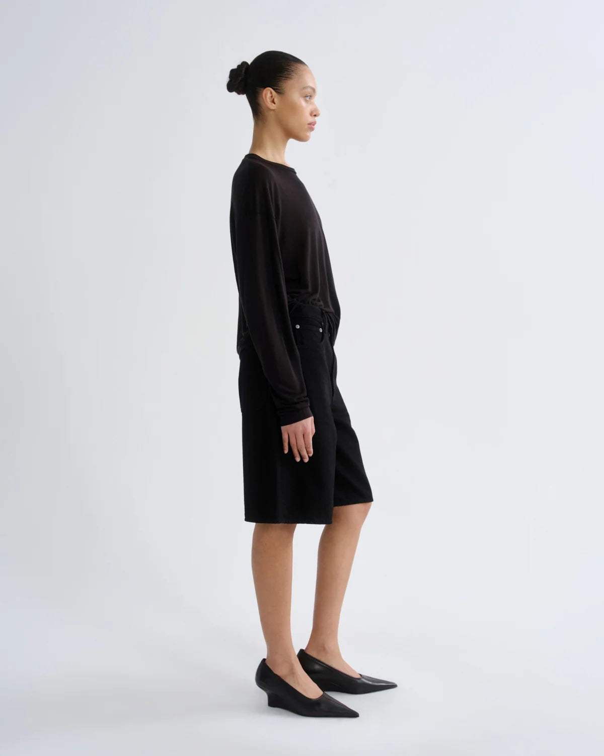 AGOLDE Sasha long sleeve boyfriend tee in black, side view