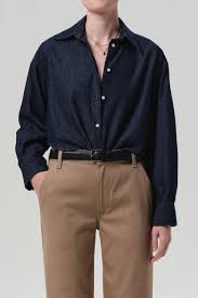 Citizens of Humanity Ana Cropped Shirt in Piave, dark indigo denim — front view on model