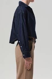 Citizens of Humanity Ana Cropped Shirt in Piave, dark indigo denim — side view on model